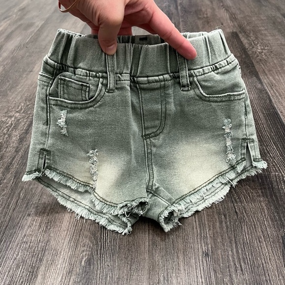 Little Bipsy green shorts - Picture 2 of 9